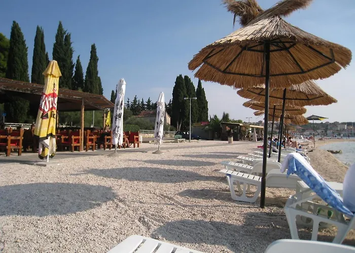 Yellow House Apartment *