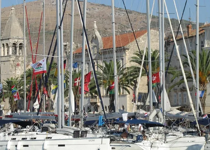 Yellow House Apartment *