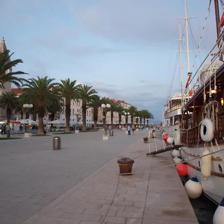 Yellow House * Traù